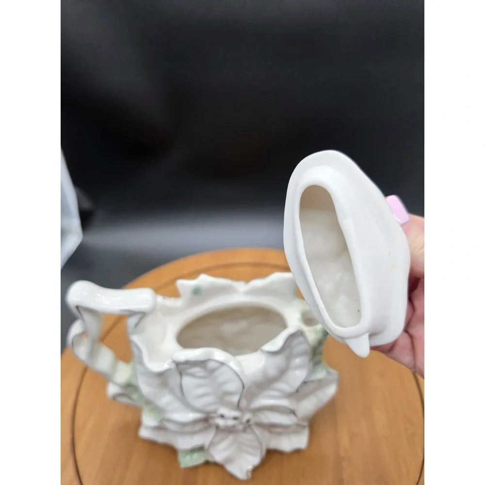 Vintage White Poinsettia Teapot Green Leaves Gold Gilt  Beautiful‎ Tea Pot